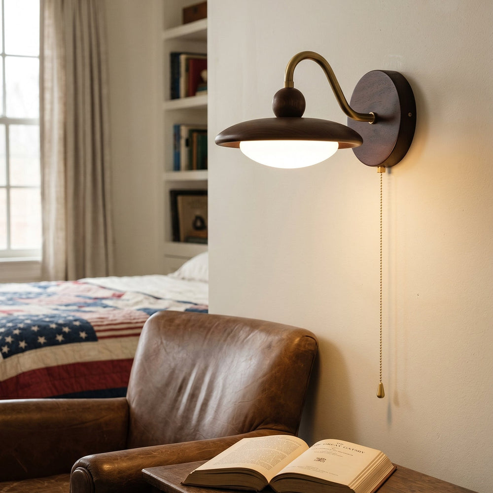 Moderne LED-Wandleuchte mit Holzsockel und Metallarm