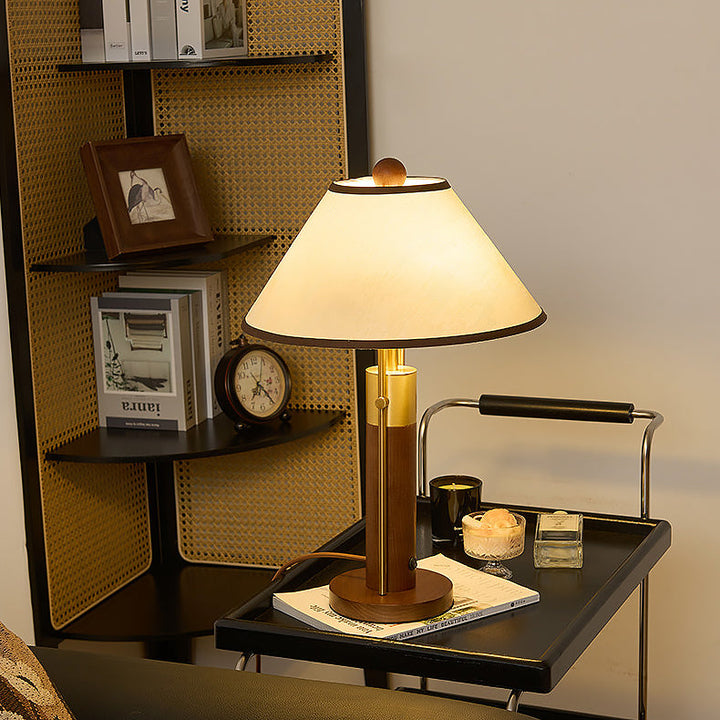 Detailaufnahme des Lampenfußes aus Holz und Metall bei der Tischlampe
