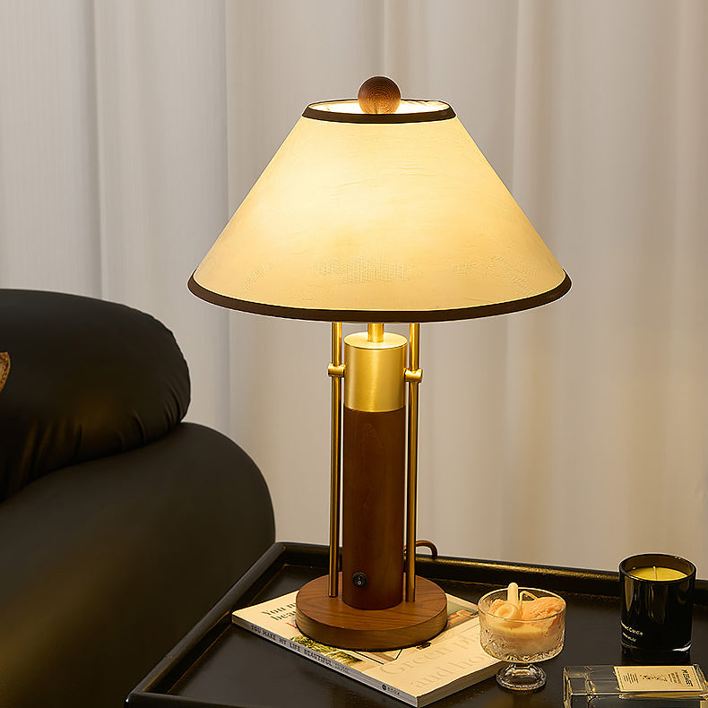 Tischlampe mit Stoffschirm für Wohnzimmer oder Schlafzimmer auf freigestelltem Bild