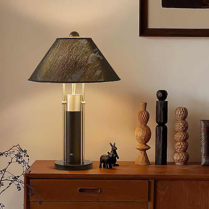 Frontansicht einer Tischlampe aus Holz, Metall und Stoffschirm