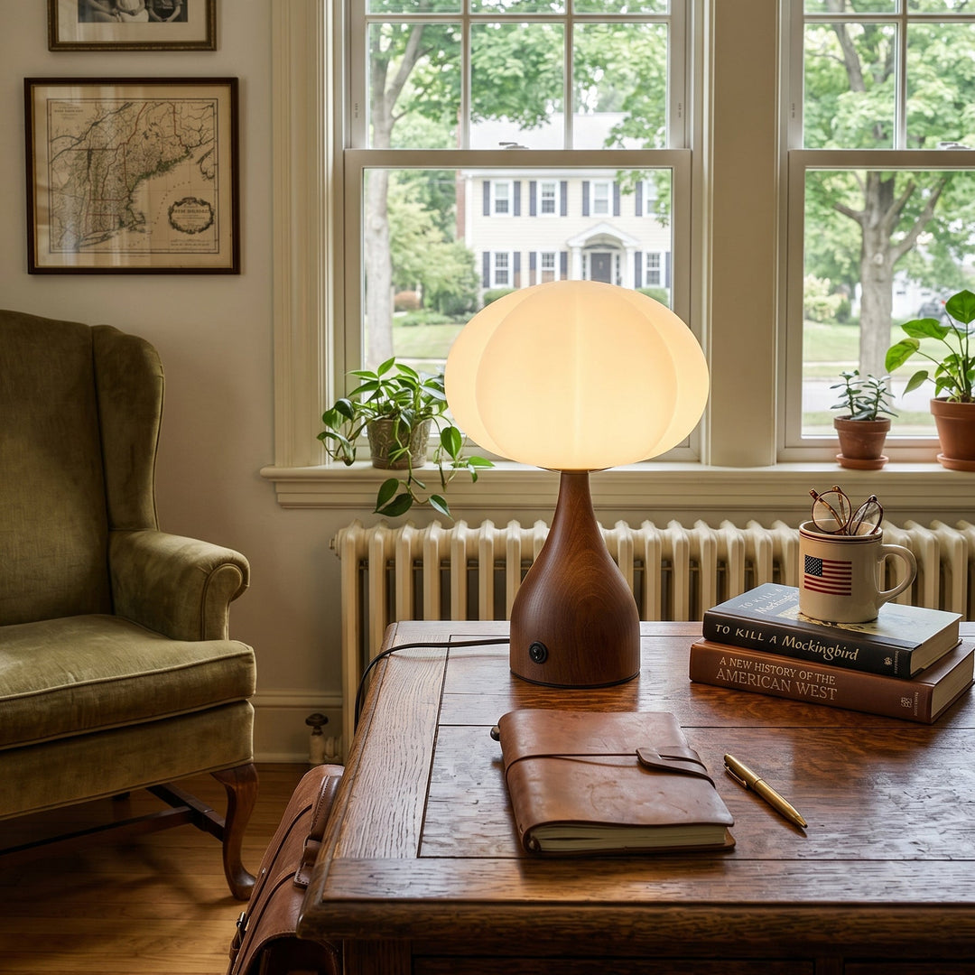 Geriffelte Glas-Tischlampe mit harmonischer Kugelform und warmem, dekorativem Look