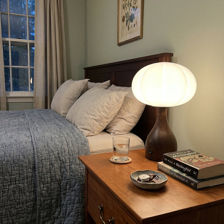 Tischlampe für Wohn- oder Schlafzimmer mit geriffeltem Glas und natürlicher Holzoptik
