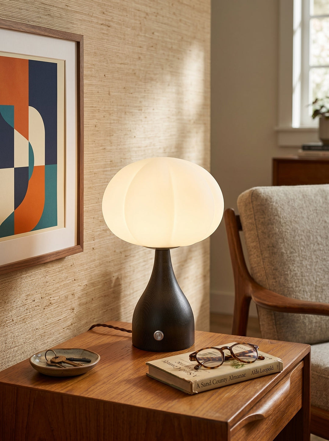 Nahaufnahme des geriffelten Glases der Tischlampe mit feiner Lichtstruktur