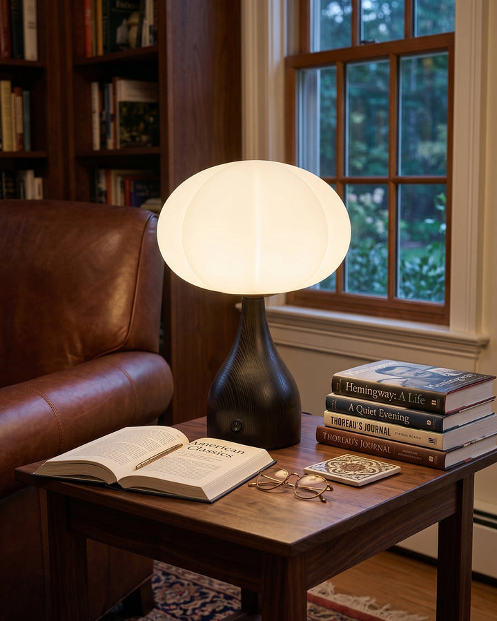 Stilvolle Tischlampe aus Glas mit Rillenstruktur und Sockel in Walnussoptik