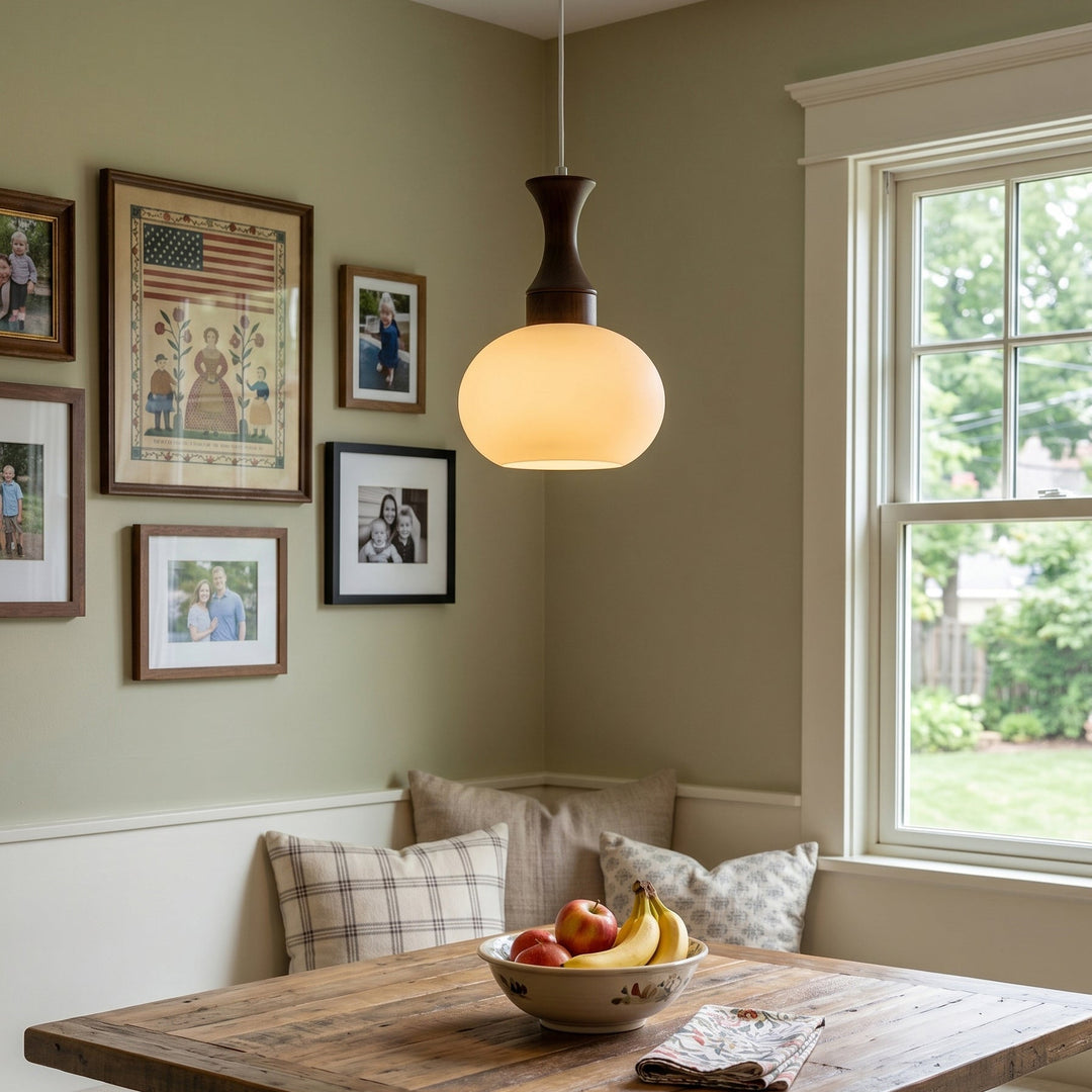 Pendelleuchte mit Glasdiffusor und Holzdetails in Nahaufnahme
