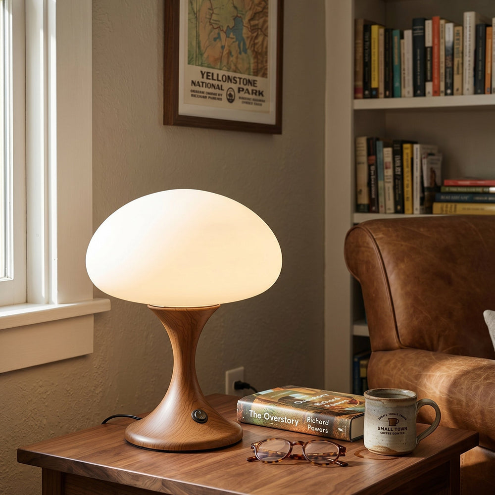 Dekorative Tischlampe mit gläsernem Schirm und Holzfuß