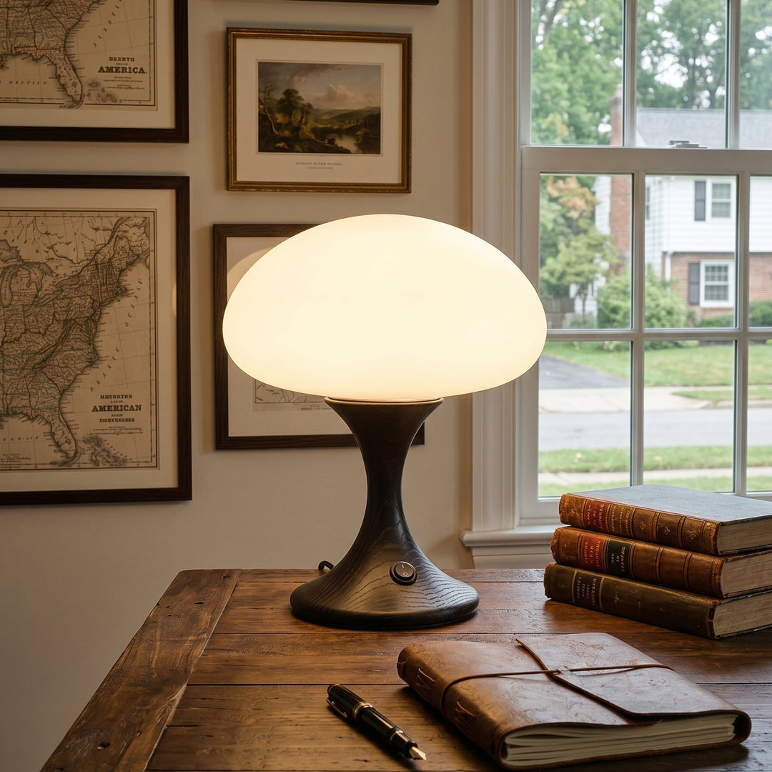 Moderne Tischlampe aus Holz und Glas mit organischer Form