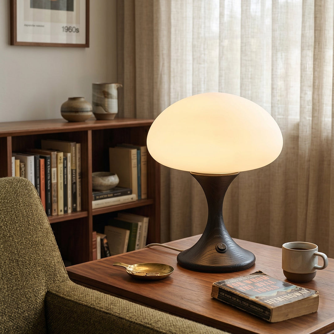 Seitliche Ansicht der Tischlampe im Pilzdesign aus Holz und Glas