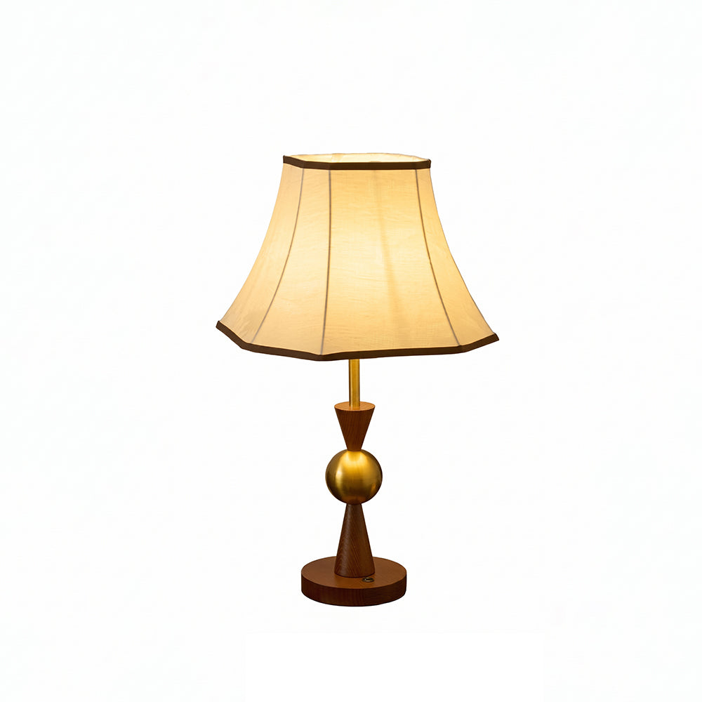 Tischlampe aus Holz mit hellem Stoffschirm auf weißem Hintergrund