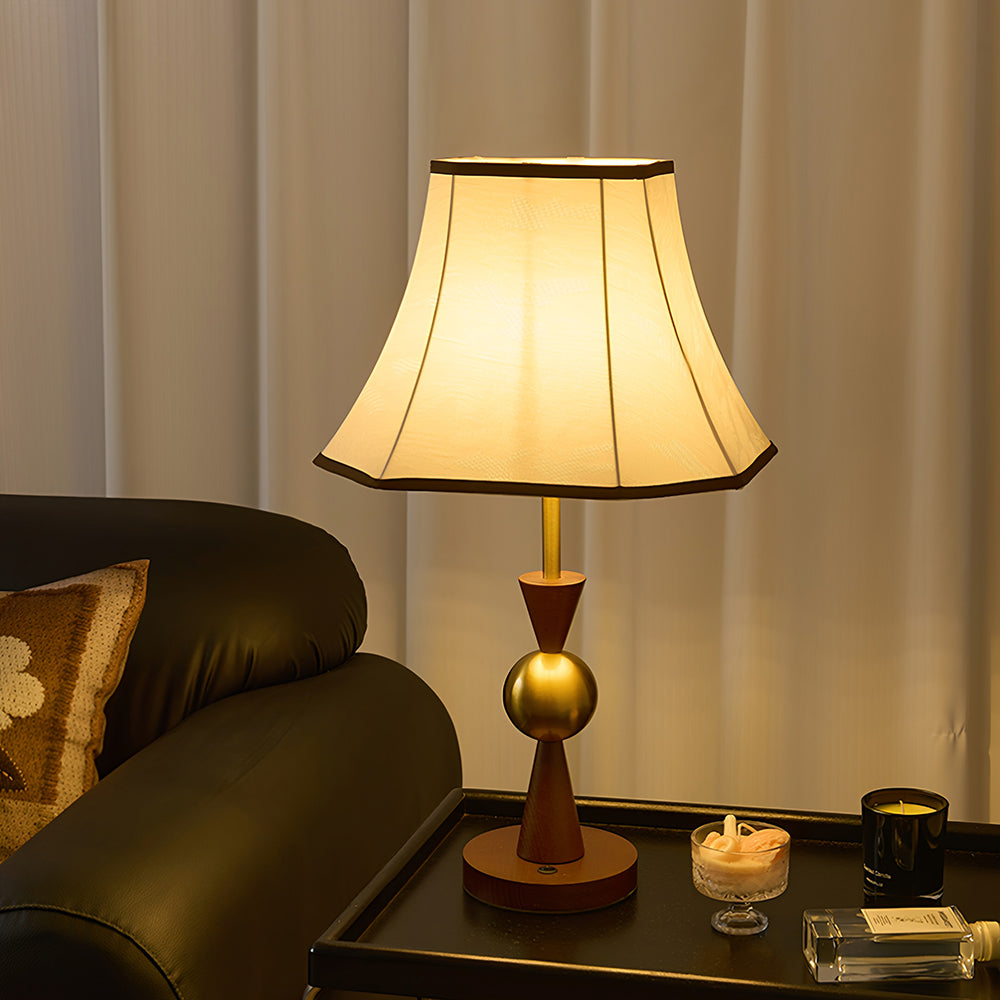 Tischlampe aus Holz mit Stoffschirm auf einem Beistelltisch im Wohnzimmer