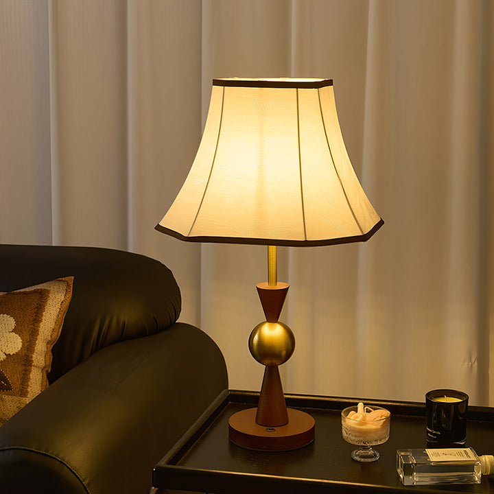 Tischlampe aus Holz mit Stoffschirm auf einem Beistelltisch im Wohnzimmer