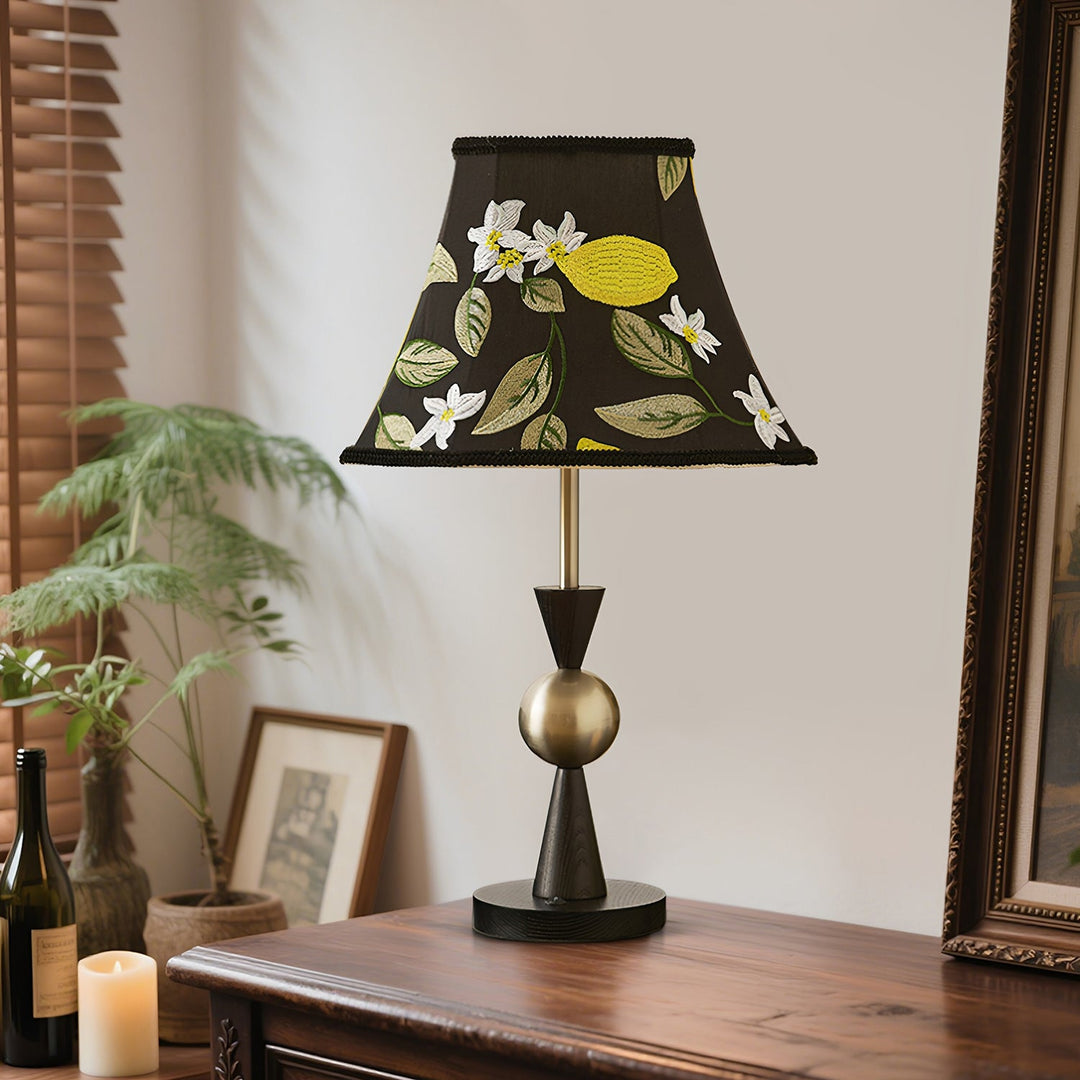 Holz-Tischlampe mit Stoffschirm als Nachttischlampe im Schlafzimmer