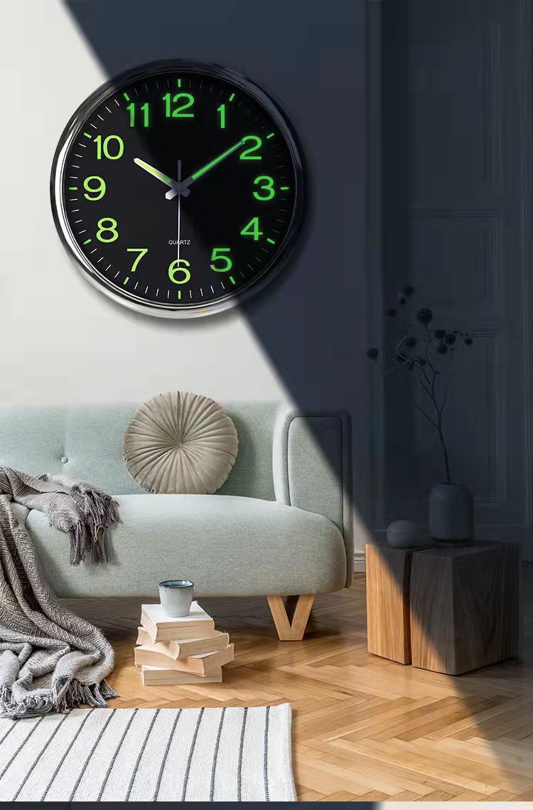 Detailansicht der 30 cm Wanduhr mit leuchtendem Zifferblatt