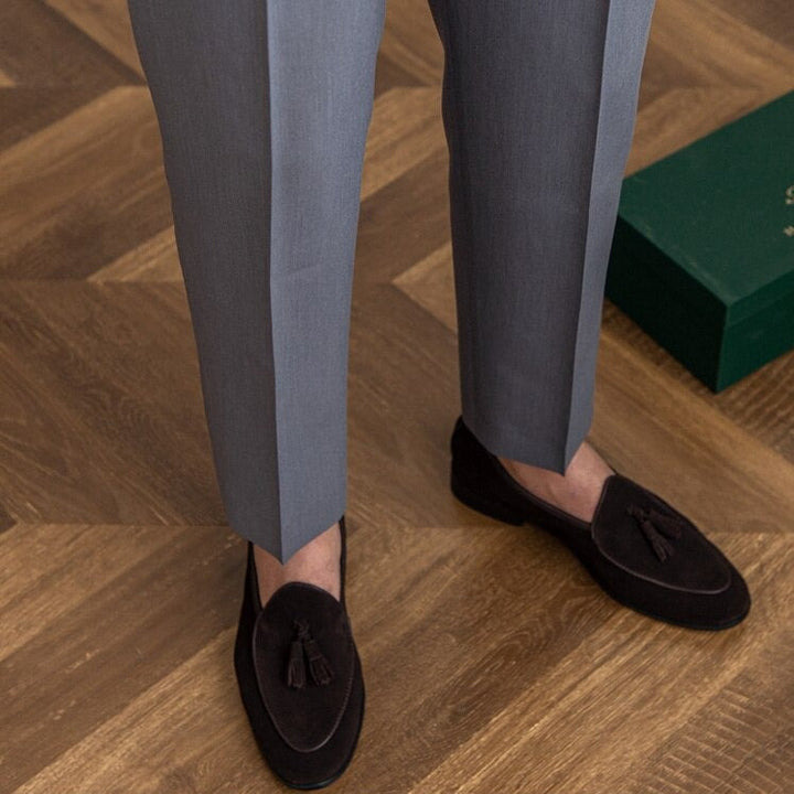 Men's pleated trousers with buckle closure and classic cut