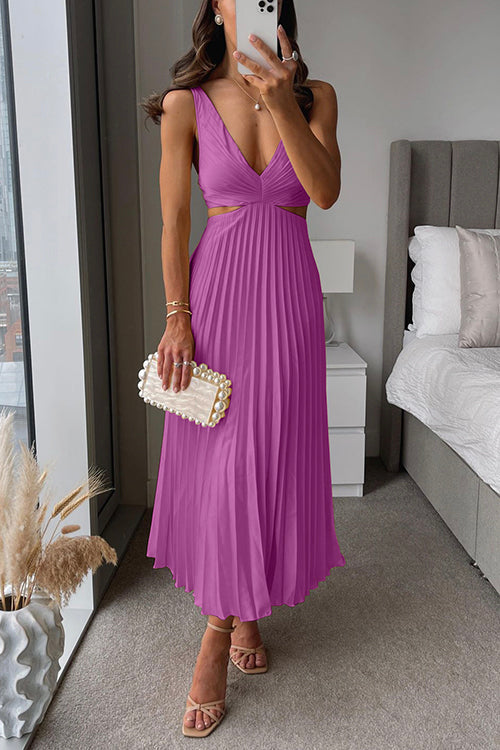 Women's pleated dress with V-neck and elegant silhouette