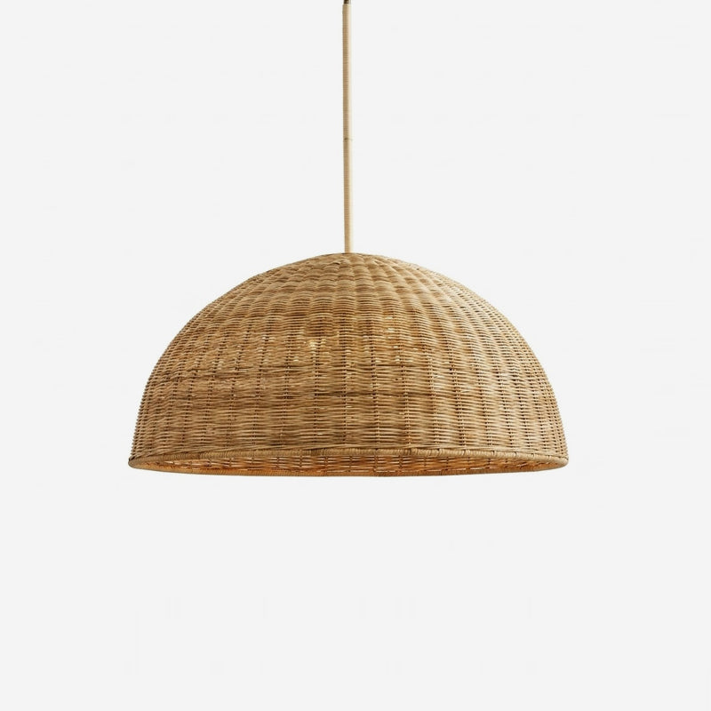 Pendelleuchte aus geflochtenem Rattan in Halbkugel-Form vor hellem Hintergrund