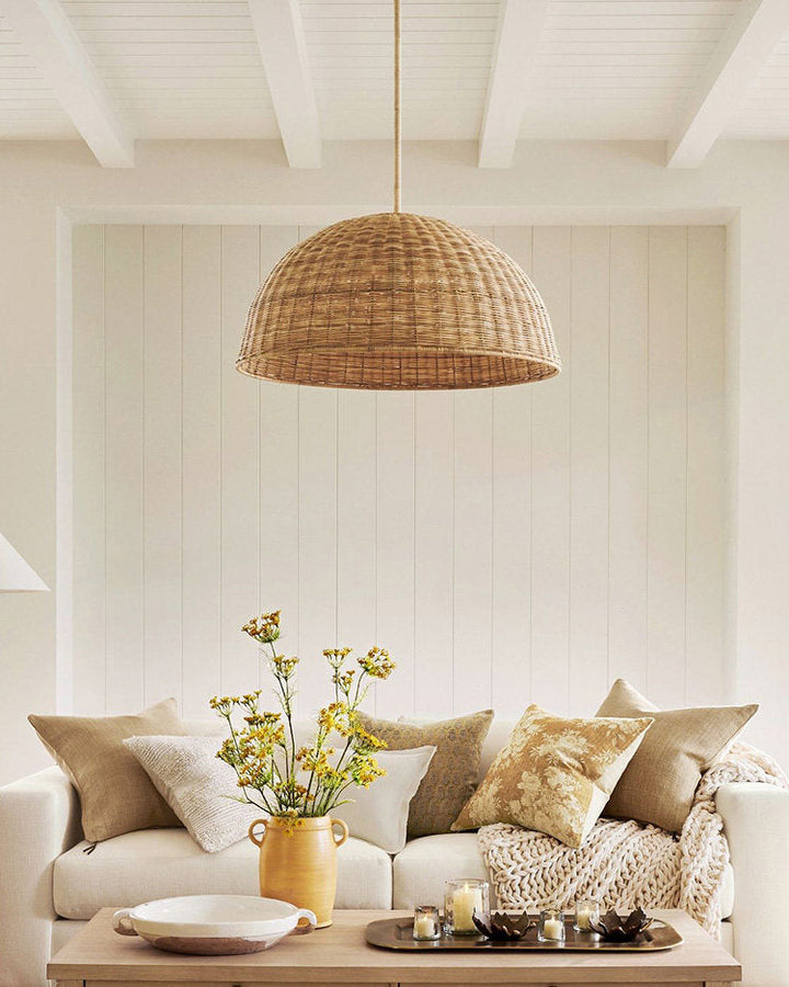Rattan-Hängeleuchte in Halbkugel-Design mit natürlicher Oberfläche
