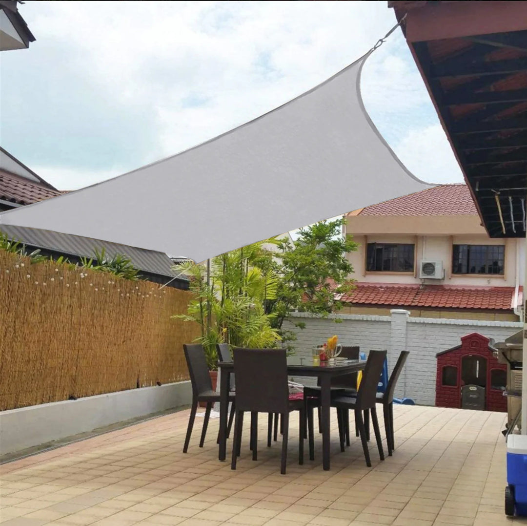 Water-repellent sunshade sail in triangular or square shape for balcony and terrace
