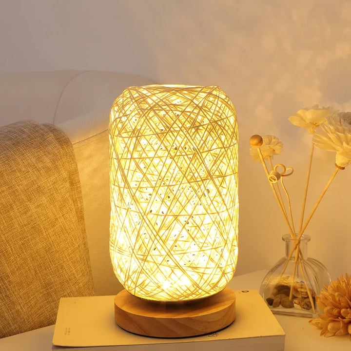 LED-Tischleuchte mit Rattanschirm und Holzfuß im Boho-Stil