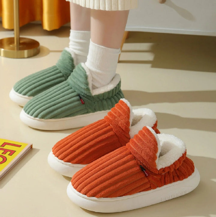 Unisex slippers with soft fur and enveloping design