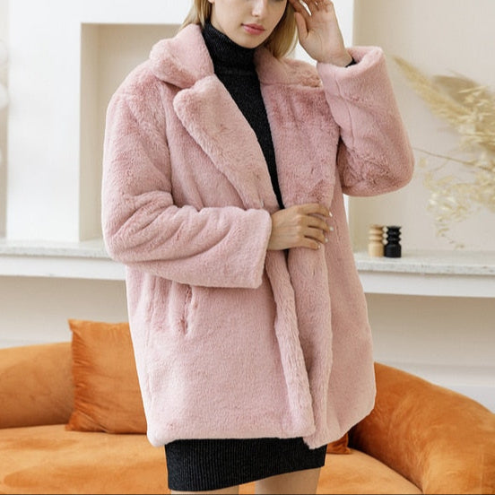 Women's coat with lapel collar and soft design