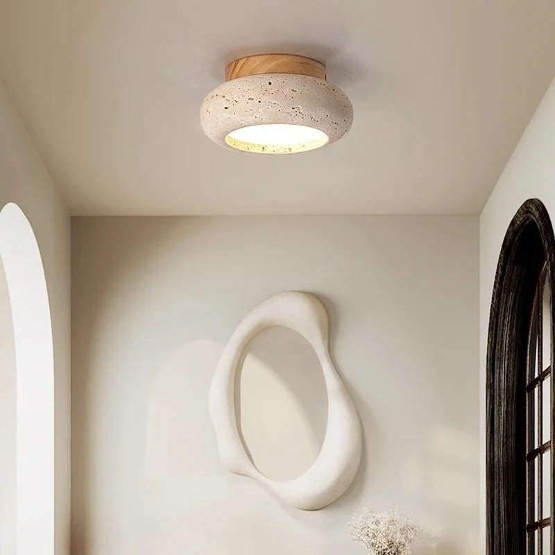 Deckenlampe aus Travertin und Holz in minimalistischem Raumkonzept
