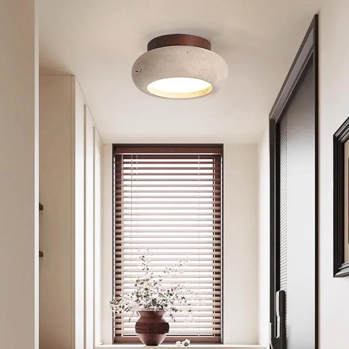 Seitenansicht der Travertin-Deckenleuchte mit integriertem LED-Licht
