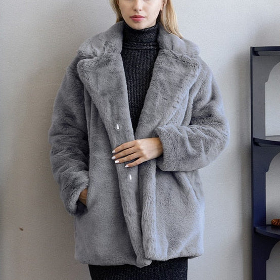 Women's coat with lapel collar and soft design