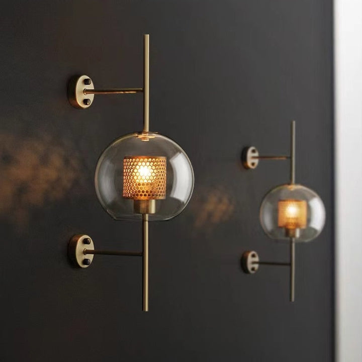 Wall lamp with honeycomb glass globe – Modern design with brass frame
