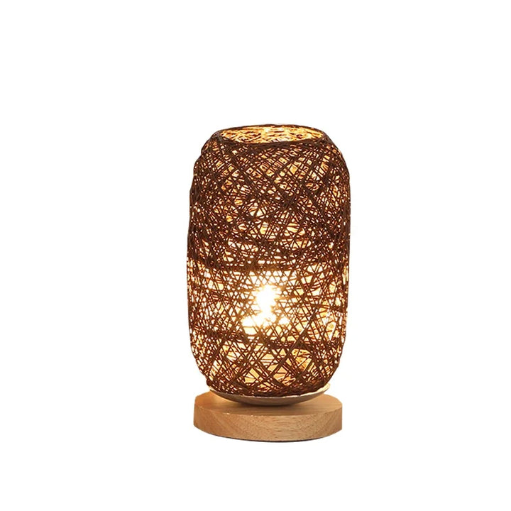LED-Tischleuchte mit Rattanschirm und Holzfuß im Boho-Stil