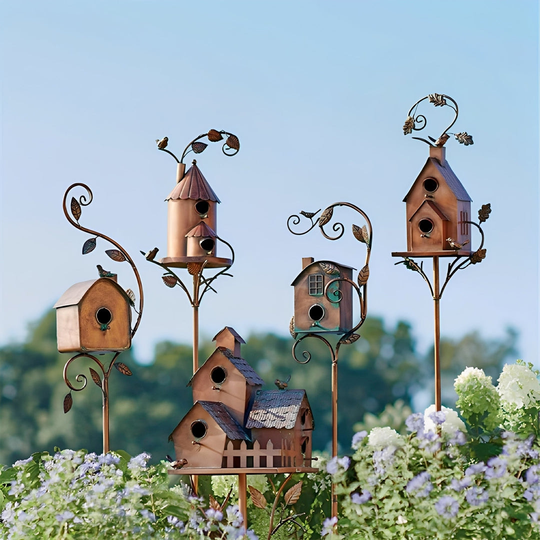 Gartenstecker aus Metall mit Vogelhausmotiv von vorne fotografiert