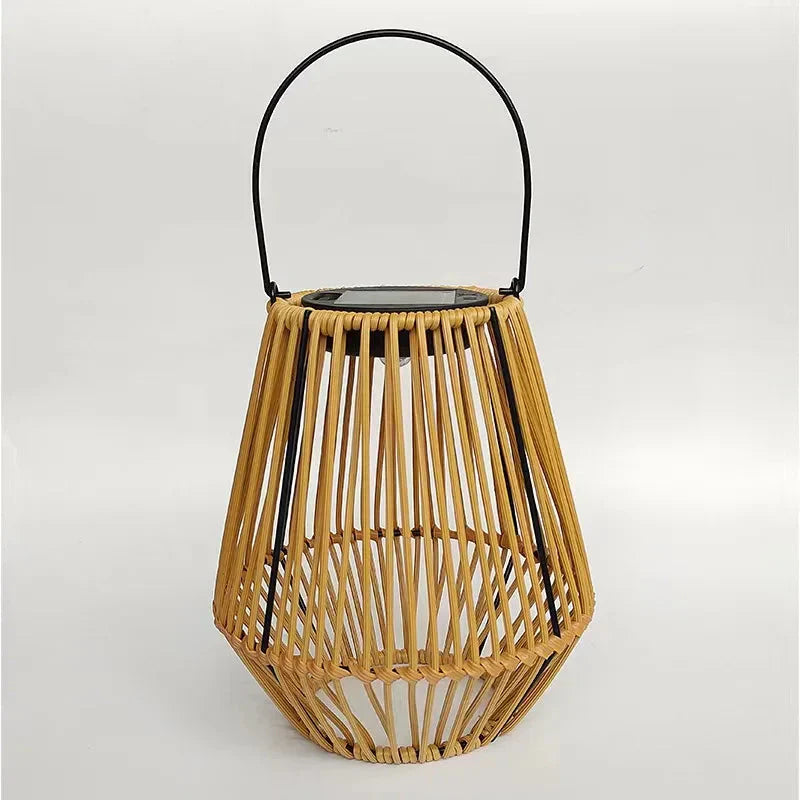 Solarleuchte in Laternenform mit Rattanoptik für Balkon, Terrasse oder Garten