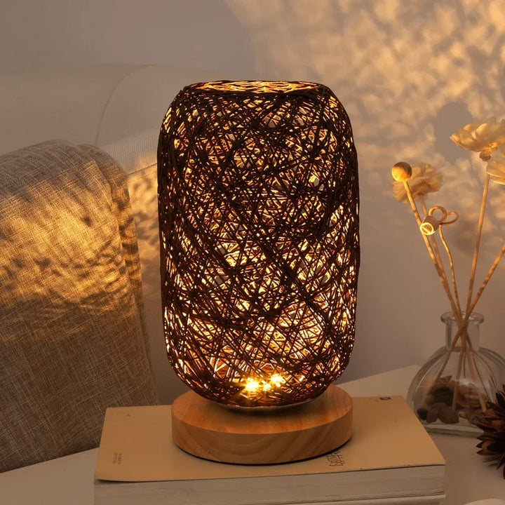 LED-Tischleuchte mit Rattanschirm und Holzfuß im Boho-Stil