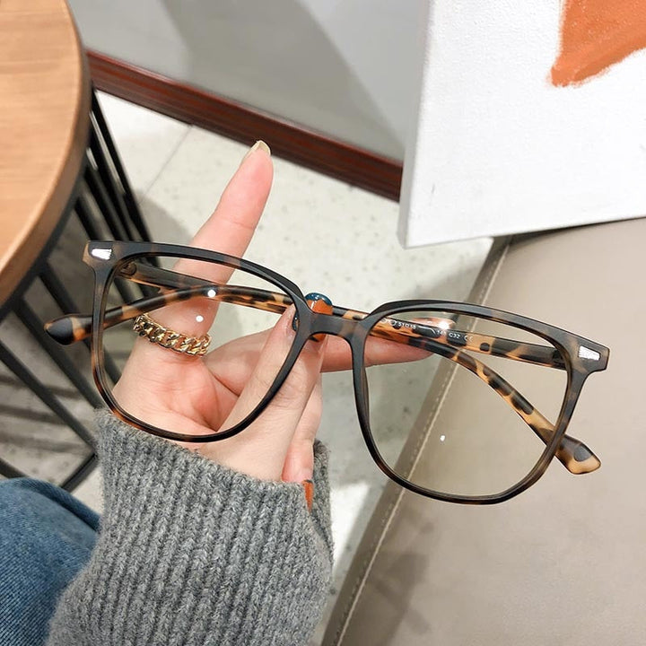 Lightweight prescription glasses with blue light filter – stylish &amp; easy on the eyes