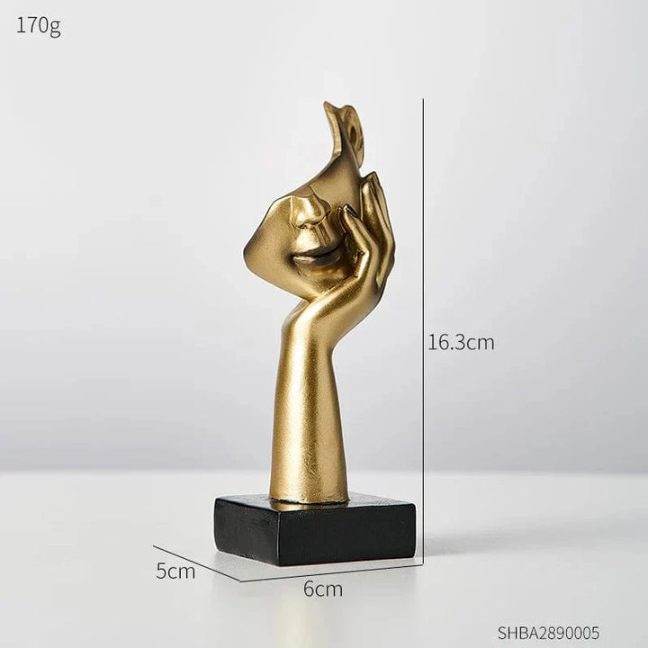 Dekorative Skulptur mit abstrakten Gesichtszügen aus Resin in Nahaufnahme