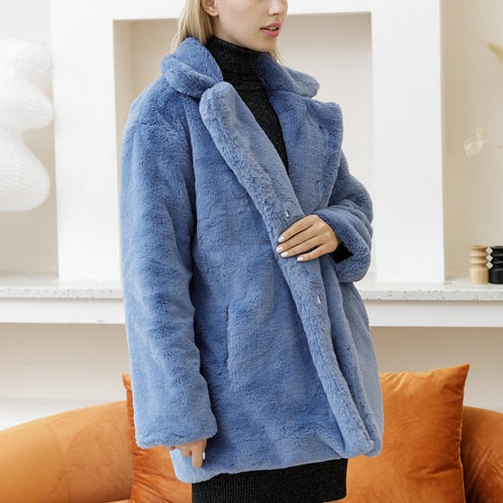 Women's coat with lapel collar and soft design