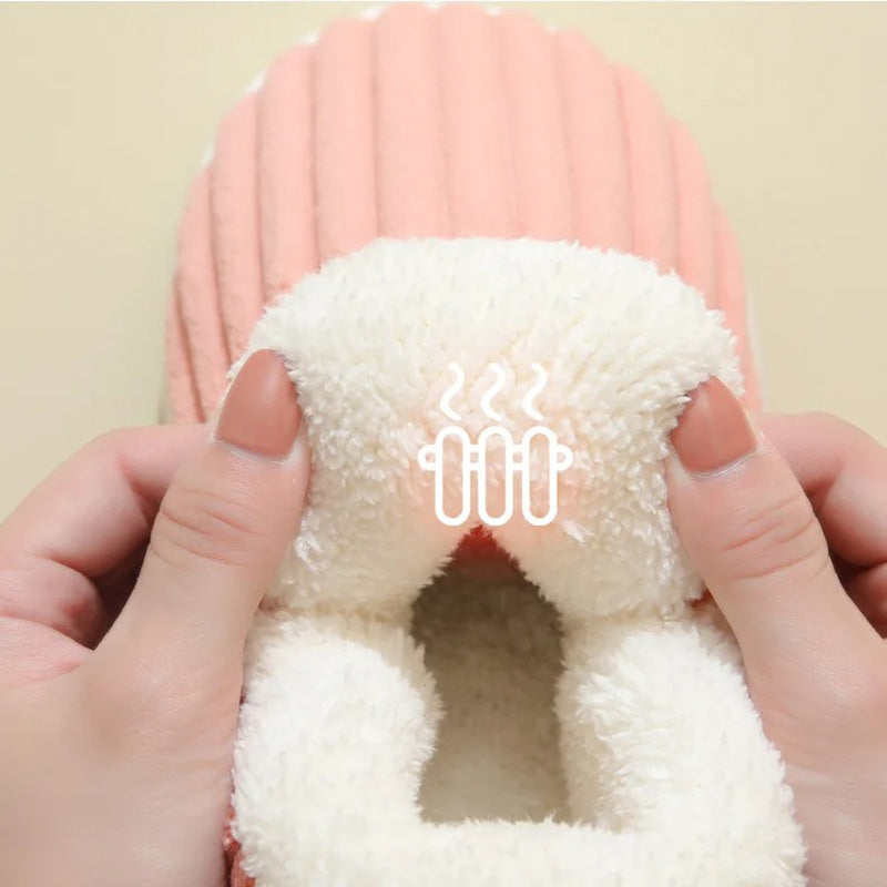 Unisex slippers with soft fur and enveloping design