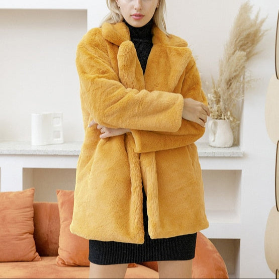 Women's coat with lapel collar and soft design