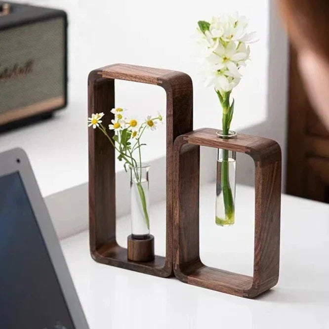 Moderne Vase aus Glasröhren und Holzrahmen für Stecklinge und kleine Pflanzen