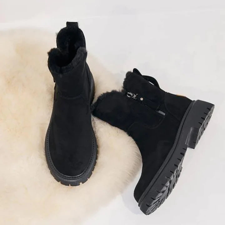 Women's snow boots with warm lining and modern look