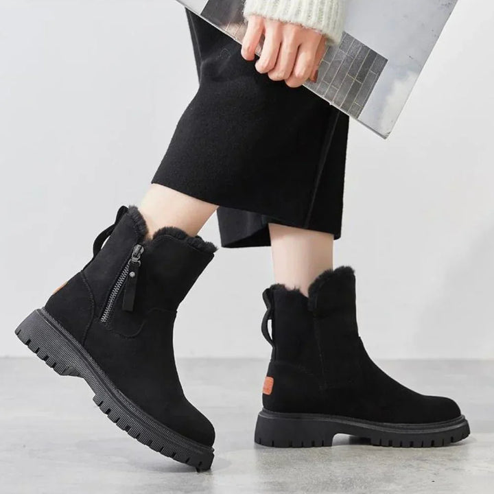 Women's snow boots with warm lining and modern look