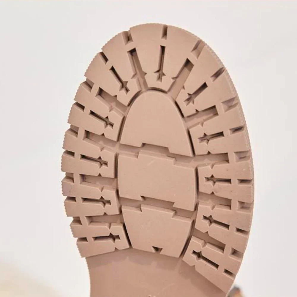 Women's snow boots with warm lining and modern look