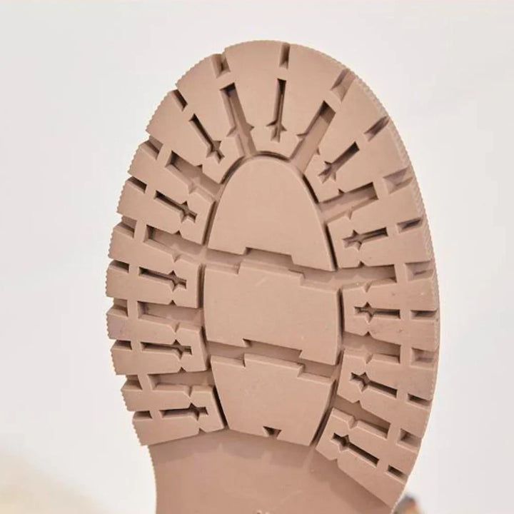 Women's snow boots with warm lining and modern look