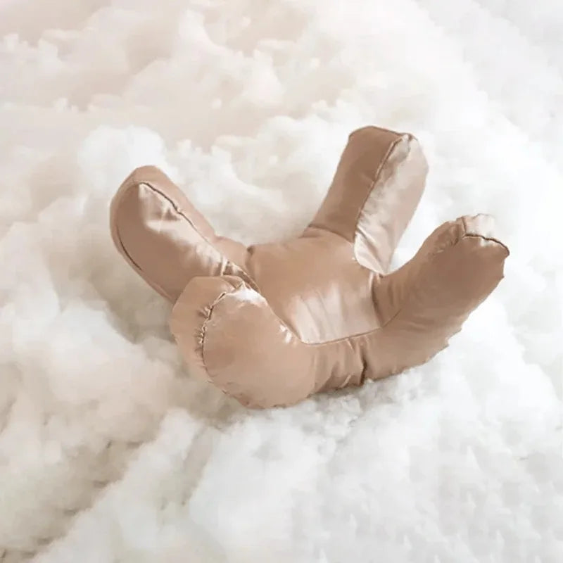 Facial pillow with 4 sleeping zones and skin-friendly satin