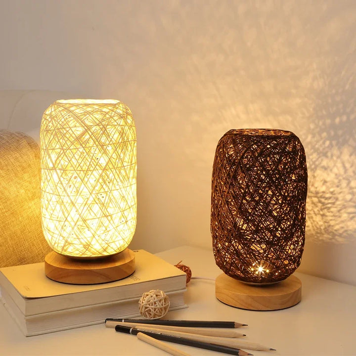 LED-Tischleuchte mit Rattanschirm und Holzfuß im Boho-Stil