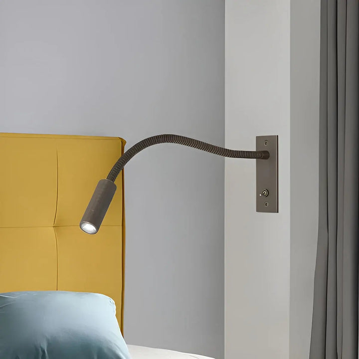 LED-Wandleuchte als Leselampe neben dem Bett montiert