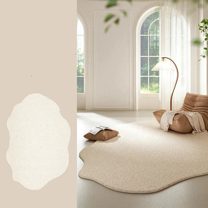 Organischer Designer-Teppich in neutralem Farbton im Raum