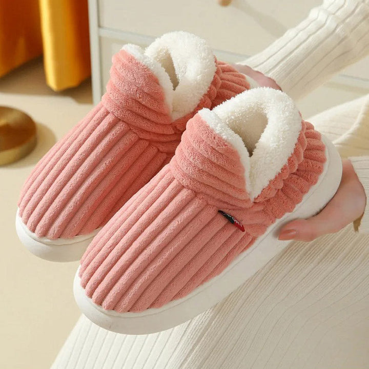 Unisex slippers with soft fur and enveloping design