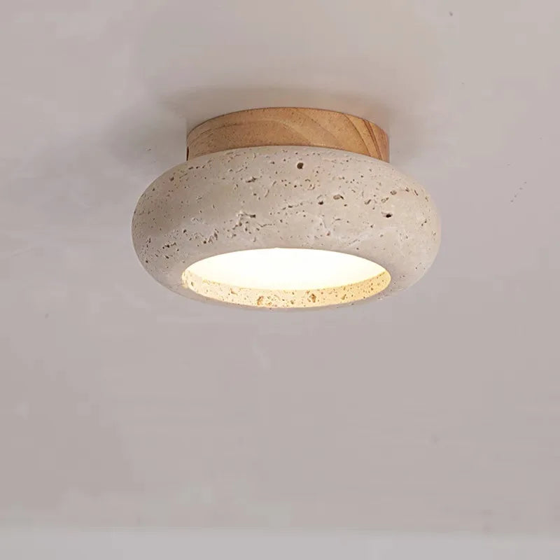 LED-Deckenleuchte aus Travertin und Holz an einer hellen Decke montiert