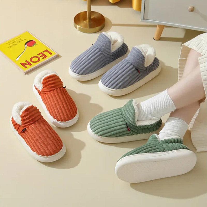 Unisex slippers with soft fur and enveloping design